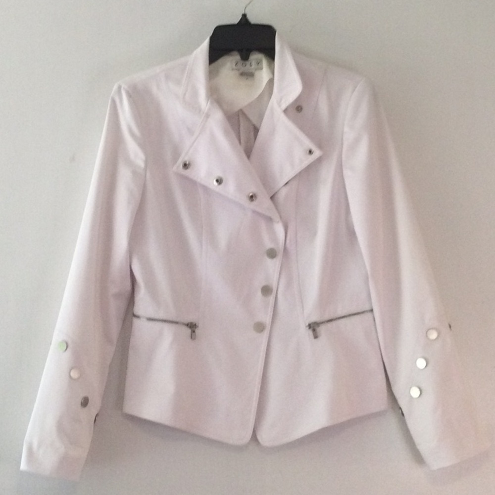 White Double-Breasted Blazer with Wide Lapels